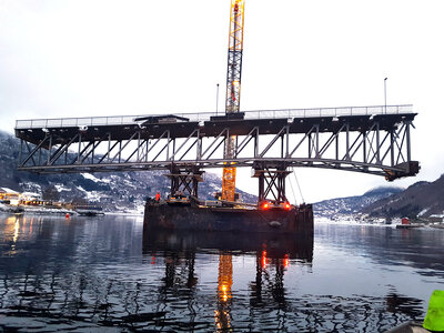 Siste bruseksjon på om lag 430 tonn red Ulstein Verft Jostein Sørnes