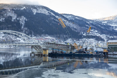 The final part of the old Loftesnes bridge being taken down by the Ulstein mobile crane.