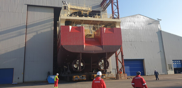 Transport av B 891 fra hall til flyte lekter for sjosetting 1