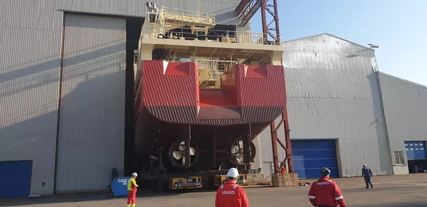 Transport av B 891 fra hall til flyte lekter for sjosetting 1