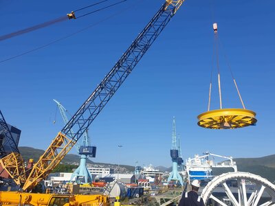 Eitt av dei to leggehjula i ferd med å bli lossa. Leggehjula skal monterast akter i skipet.