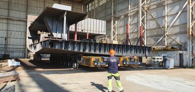 Ulstein sine Goldhofer multiwheelers køyrt i tospann.