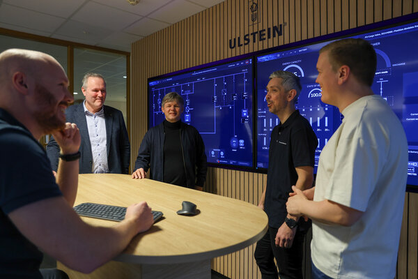 Representantar frå Ulstein Power og Control i demolabben