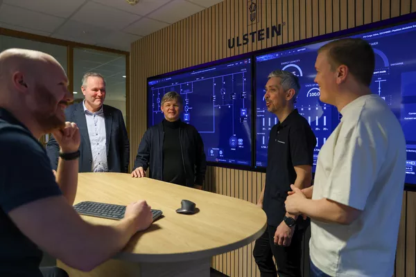 Representantar frå Ulstein Power og Control i demolabben