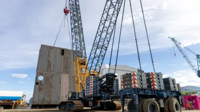Lifting large steel section for aftermarket vessel ULS 04679 IMG 3057