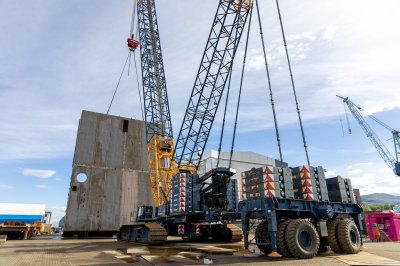 Lifting large steel section for aftermarket vessel ULS 04679 IMG 3057