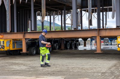 Lifting large steel section for aftermarket vessel ULS 04698 IMG 3237