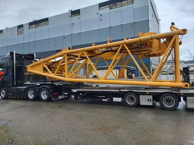 Demontering mobilkran Ulstein Verft 1