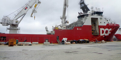 Skandi Hera installed offshore crane