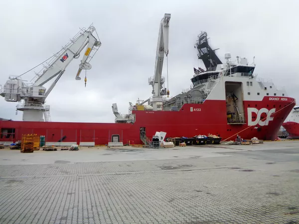 Skandi Hera installed offshore crane