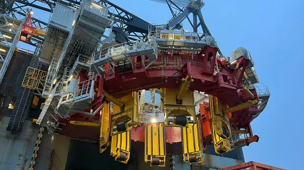Motion compensated gripper frame
