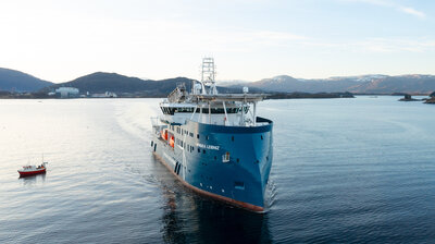 Windea Leibniz with Ulstein Verft in the background, photo: uavpic com.