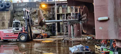 Den første helga i november var det høg aktivitet ved Ulstein Verft, både i dokkhallen og ved kai. Foto: Ulstein Verft.