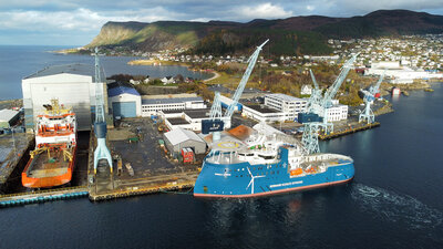 Aftermarket assignments at Ulstein Verft with Windea Leibniz about to position quayside, photo Bernhard Schulte Offshore.