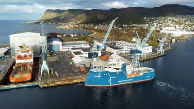 Aftermarket assignments at Ulstein Verft with Windea Leibniz about to position quayside, photo Bernhard Schulte Offshore.