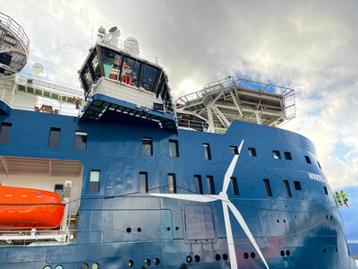 Windea Leibniz positioning quayside.