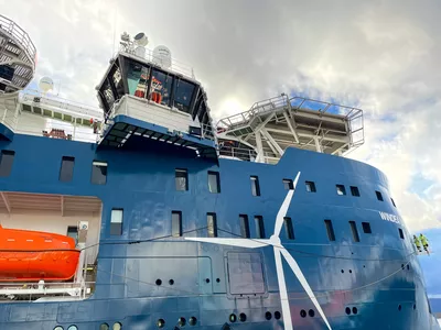 Windea Leibniz positioning quayside.