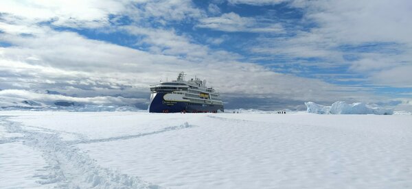 National Geographic Resolution in the Lallemand Fjord on 1 February 2022 (Photo: Martin Graser)