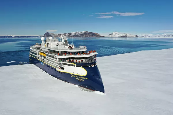 'NatGeo Resolution' in Antarctica, photo: Lindblad Expeditions/Sarah Culler.