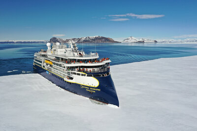 'NatGeo Resolution' in Antarctica, photo: Lindblad Expeditions/Sarah Culler.