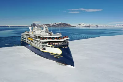 'NatGeo Resolution' in Antarctica, photo: Lindblad Expeditions/Sarah Culler.