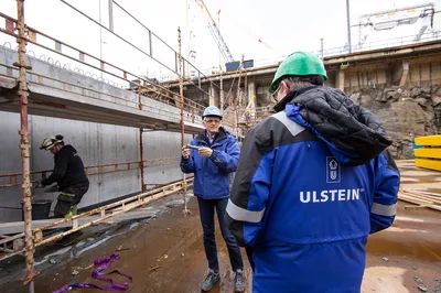 The 20x30m pontoon is large, also in height.