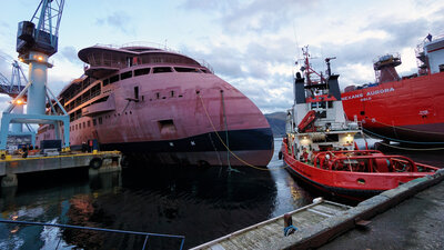 In an early stage of the dock-in of the National Geographic Resolution. Photo: Daniel Osnes.