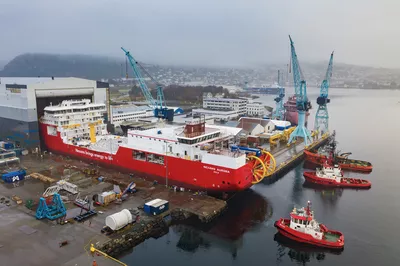 Tugs waiting, the CLV vessel Nexans Aurora getting launched. (Fotograf Hagen)