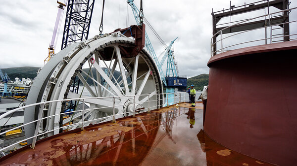 Capstan lift and installation on the Nexans Aurora.