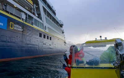 Cruising around the 'Endurance'.