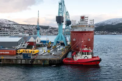 Yno 315 about to be towed in photo Per Eide Studio