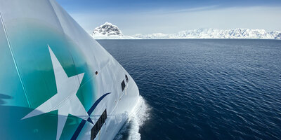 Greg Mortimer's X-BOW cutting the seas, photo: Scott Portelli/Aurora Expeditions.