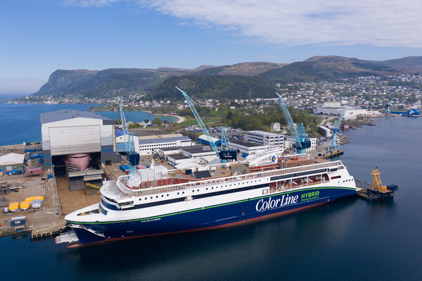 Color Hybrid and National Geographic Endurance at Ulstein Verft, photo: Oclin