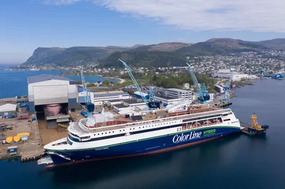 Color Hybrid and National Geographic Endurance at Ulstein Verft, photo: Oclin