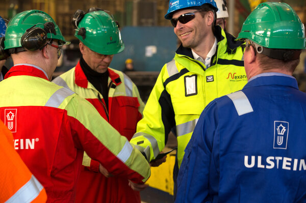 Steel cutting statement signed - Frode Beyer, Project manager, Nexans and Jarle Åsemyr, Hull production manager, Ulstein Verft.