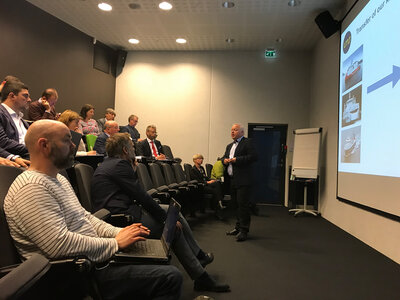 The Ulmatec representative, Karstein Nygård, presenting to the maritime journalists.