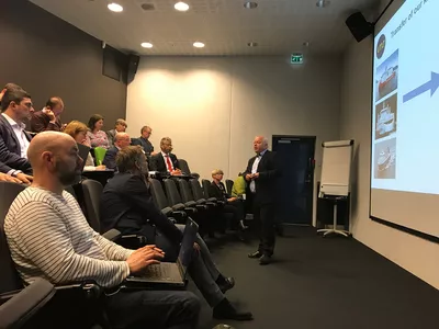 The Ulmatec representative, Karstein Nygård, presenting to the maritime journalists.