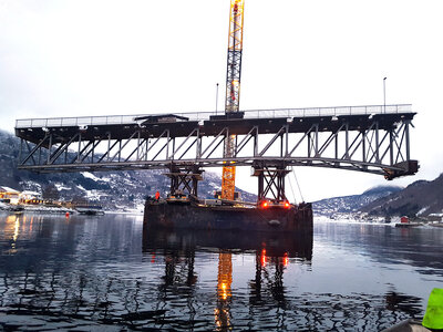 Removing a part of the old Loftesnes bridge.