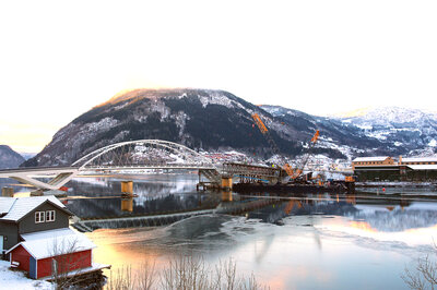 The new Loftesnes bridge and the remaining part of the old bridge being taken down by Ulstein Verft.