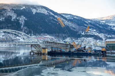 The final part of the old Loftesnes bridge being taken down by the Ulstein mobile crane.
