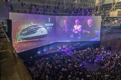 Prime minister Erna Solberg (to the right) visited Ulstein to congratulate. Here together with Board director Tore Ulstein and CEO Gunvor Ulstein.