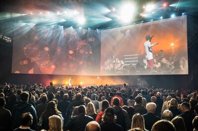 Cezinando had a large group of young fans in front of the stage.
