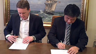 Signing of the SunStone Expedition Cruise Ship contract, from left commercial director Lars Ståle Skoge and CMHI Deputy General Manager Mr. Zhu Guiming.