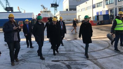 Prime minister Erna Solberg at Ulstein Verft, together with deputy CEO and head of the board, Tore Ulstein, and CEO Gunvor Ulstein.
