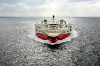 The Seismic Research Vessel Ramform Tethys has ULSTEIN COM installed on board