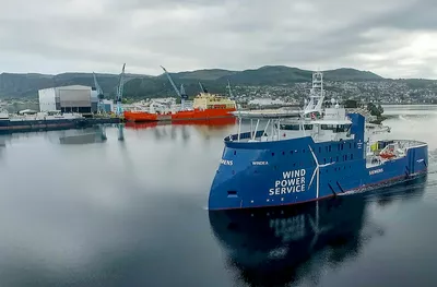 Yno 309 with the construction yard, Ulstein Verft, on her starboard side. (Photo: SjimpHansen Media)