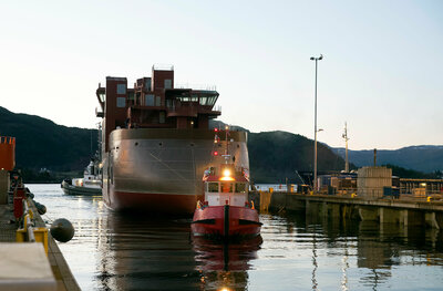 The hull on its way into the dock hall. (Photo: Don Johansson)