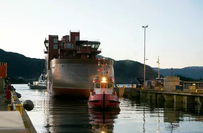 The hull on its way into the dock hall. (Photo: Don Johansson)