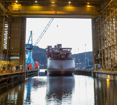 Stern first when entering the dock hall. (Photo: Roy Lindset)