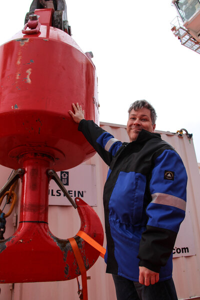 Bjørnar Hatløy checking dimension of the hook on the 400 tonnes crane.